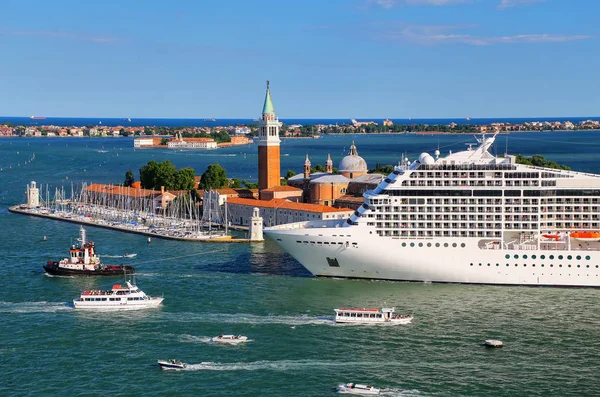 Cruiseschip bewegen door het kanaal van San Marco in Venetië, Italië — Stockfoto