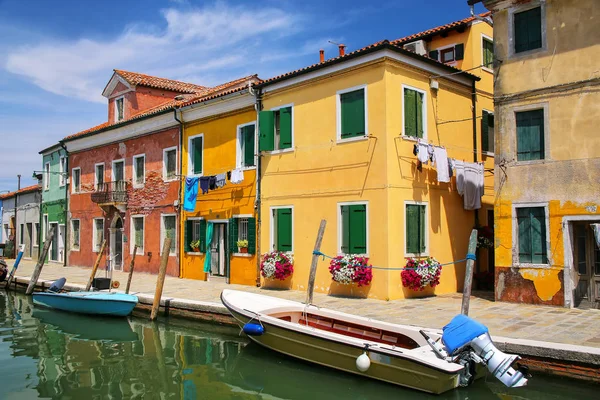 Színes házak-csatorna-Burano, Velence, Olaszország. — Stock Fotó