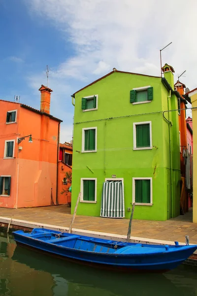 Színes ház csatorna-Burano, Velence, Olaszország. — Stock Fotó