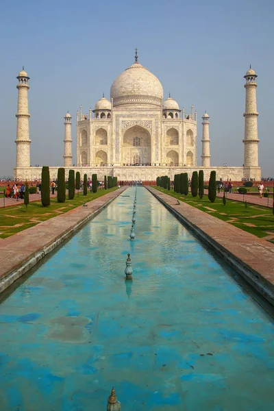 Taj Mahal with reflecting pool in Agra, Uttar Pradesh, India — Stock Photo, Image