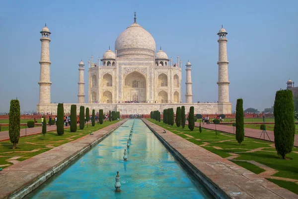 Taj Mahal con piscina reflectante en Agra, Uttar Pradesh, India —  Fotos de Stock