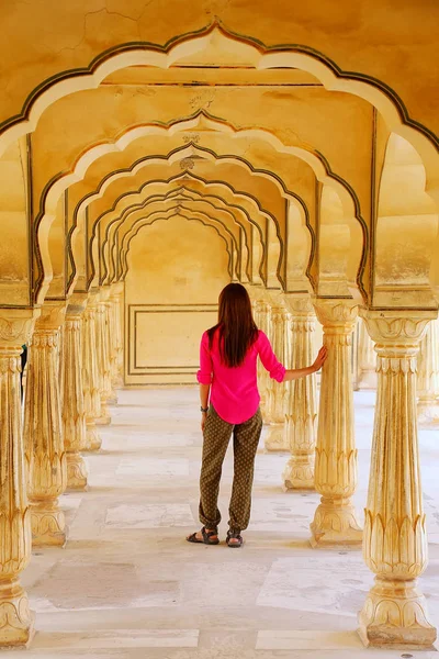 Junge Frau steht in der Sattais-Katcheri-Halle, Bernstein-Festung, Jaipu — Stockfoto