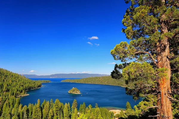 Emerald Bay at Lake Tahoe with Fannette Island, California, USA — Stock Photo, Image