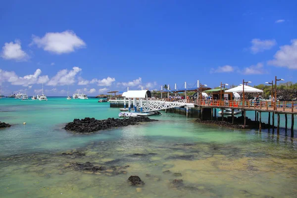 Molo w Puerto Ayora na Santa Cruz Island, naród Galapagos — Zdjęcie stockowe