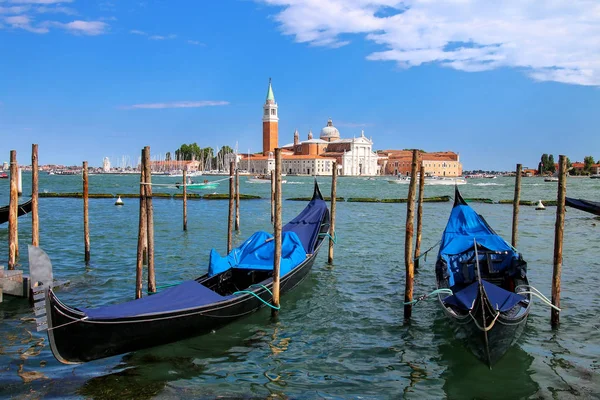 Gondolák, kikötve közelében található San Giorgio Ma San Marco tér — Stock Fotó