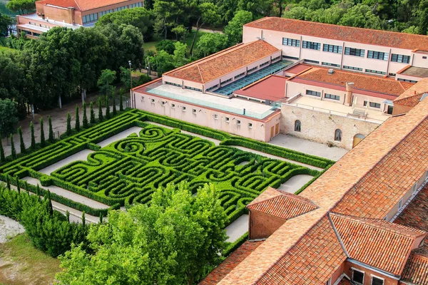 Jardín en el patio del Monasterio de San Giorgio en Venecia, Ital — Foto de Stock