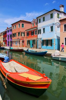 Burano, Venedik, İtalya kanalda tekne demirlemiş