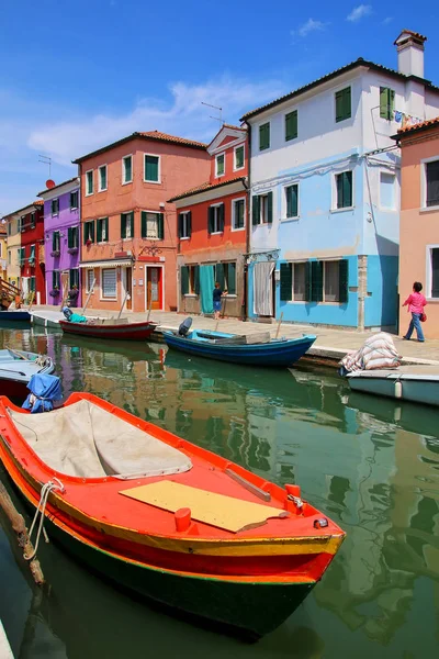 Csónakot, rögzítve a csatorna a Burano, Velence, Olaszország — Stock Fotó