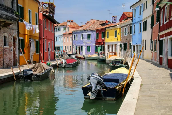 Színes házak-csatorna-Burano, Velence, Olaszország. — Stock Fotó