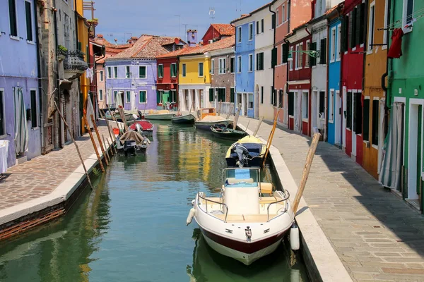 Színes házak-csatorna-Burano, Velence, Olaszország. — Stock Fotó