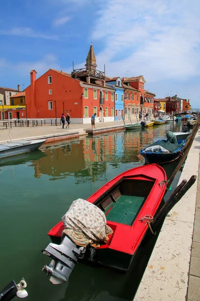 Boten verankerd in kanaal in Burano, Venetië, Italië — Stockfoto