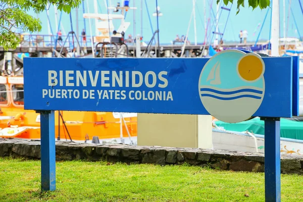 Willkommensschild am Hafen in colonia del sacramento, uruguay — Stockfoto