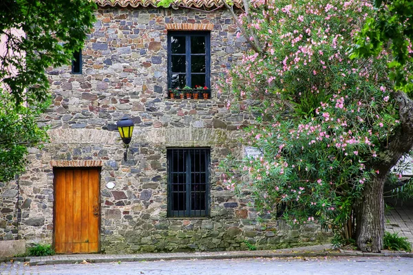 Fassade eines alten Steingebäudes in colonia del sacramento, urugu — Stockfoto