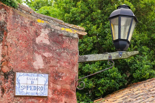 Straßenschild und Laterne in colonia del sacramento, uruguay — Stockfoto