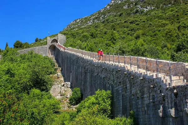 Οχυρωματικά τείχη της πόλης στων, τοπίο της χερσονήσου Peljesac, Κροατία — Φωτογραφία Αρχείου