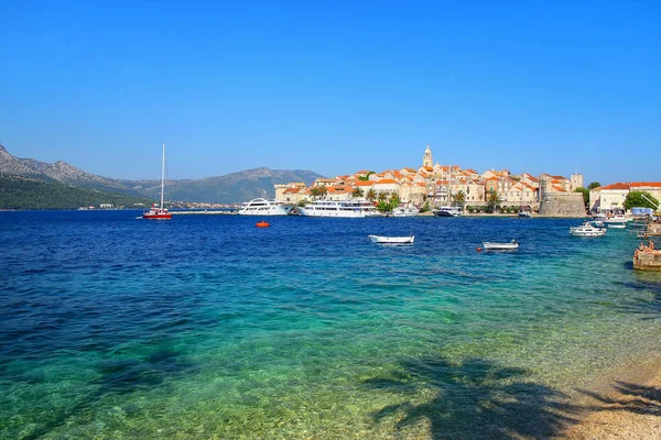 Clear water at the waterfront of Korcula town, Croatia — Stock Photo, Image