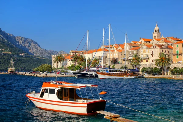 Lancha anclada cerca del casco antiguo de Korcula, Croacia — Foto de Stock