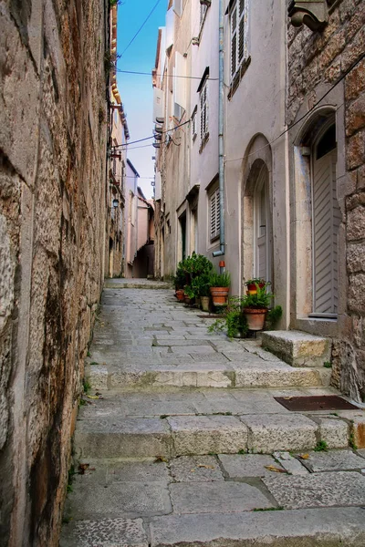 Enge Straße in der Altstadt von Korcula, Kroatien — Stockfoto