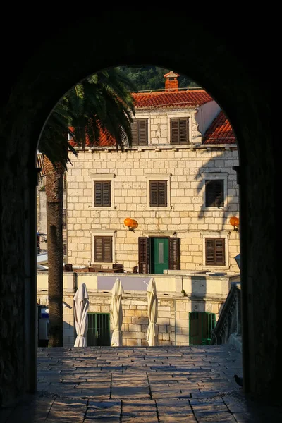 Vista a través de Kopnena Vrata (Puerta de Tierra) en el casco antiguo de Korcula, Croa — Foto de Stock