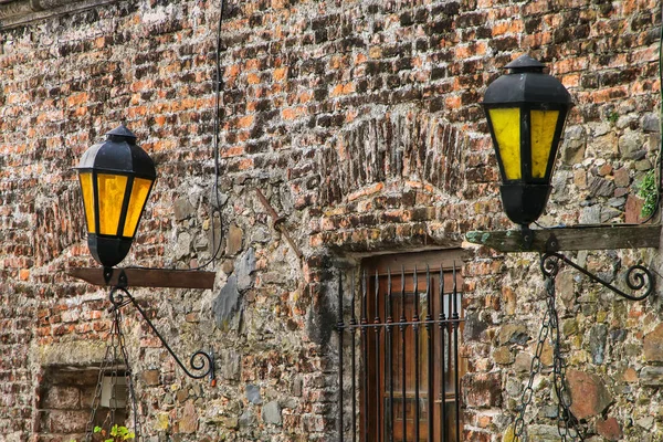 歴史的な四分の一で街路灯の石壁のクローズ アップ — ストック写真
