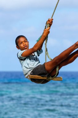 Lavena, Fiji - 27 Kasım: Tanımlanamayan Çocuk salıncaklar üzerinde bir ip sw