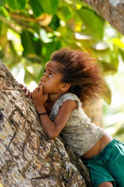Lavena, Fiji - 27 Kasım: Tanımlanamayan kızlar oturur bir Palm'da tr