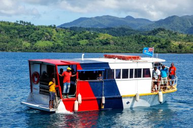 Taveuni, Fiji - 29 Kasım: Kor bırakarak renkli yolcu teknesi
