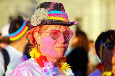 Trieste, İtalya - 20 Haziran: Pa kimliği belirsiz bir kadın (dikey) alır