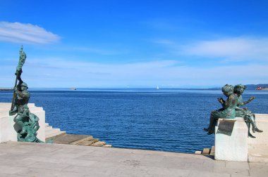 Trieste, İtalya - 21 Haziran: Rıhtımlar üzerinde Ju, bronz heykeller