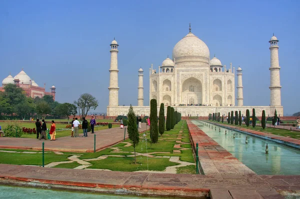 AGRA, INDIA - JANUARY 31: Taj Mahal with reflecting pool on Janu — Stock Photo, Image