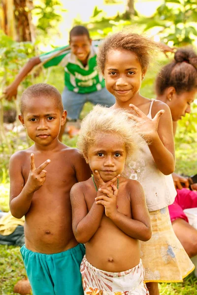 Lavena, fiji - 27. November: Unbekannte Kinder spielen in lavena — Stockfoto