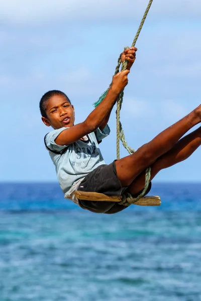 LAVENA, FIDJI - 27 NOVEMBRE : Un garçon non identifié se balance sur une truie à corde — Photo