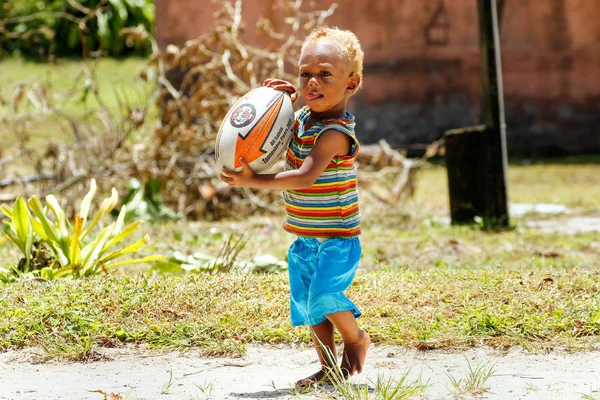 LAVENA, FIJI - NOVEMBER 27: Uidentificeret dreng leger med rugby ba - Stock-foto