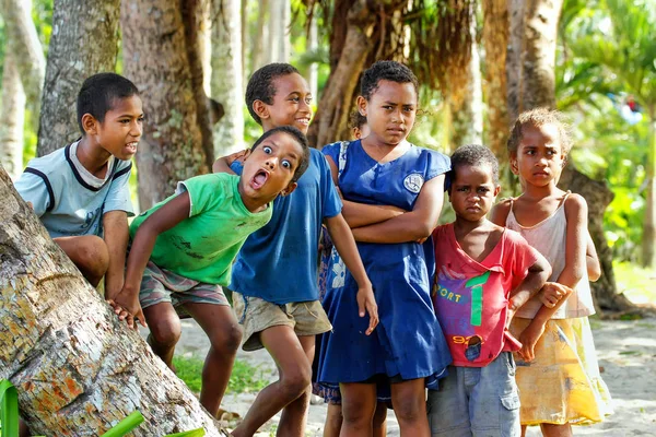 Lavena, Fidži - 27. listopadu: Neidentifikovaný děti hrají v Lavena — Stock fotografie