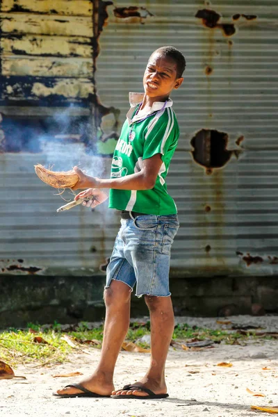 LAVENA, FIJI - 27 DE NOVIEMBRE: Un niño no identificado fuma cigarro en Lav — Foto de Stock