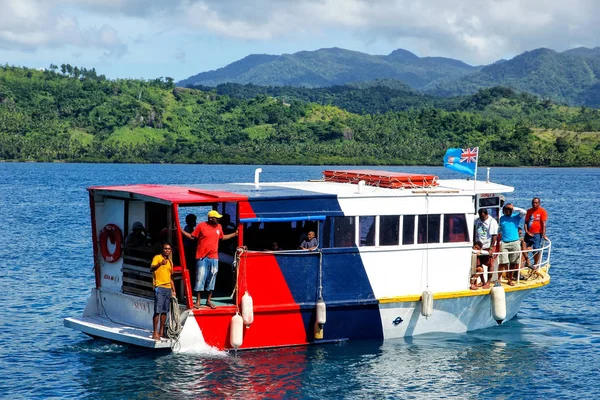 Taveuni, fiji - 29. November: buntes Passagierschiff verlässt kor — Stockfoto