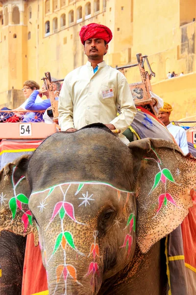 AMBER, INDIA - 1 DE MARZO: Paseos no identificados decorados con elephan — Foto de Stock