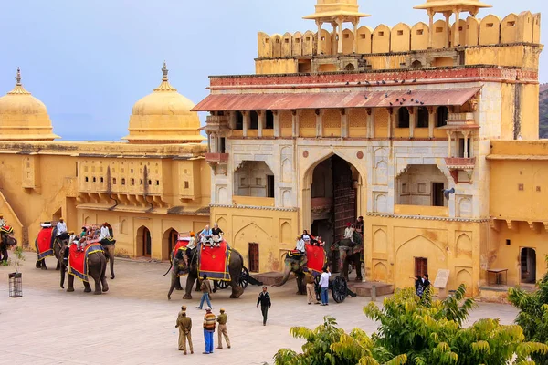 AMBER, INDIA - 1 MARZO: persone non identificate cavalcano elefante decorato — Foto Stock