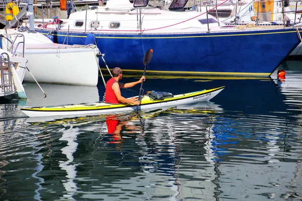 Trieste, italien - 21. juni: unbekannter mann paddelt auf dem boot — Stockfoto