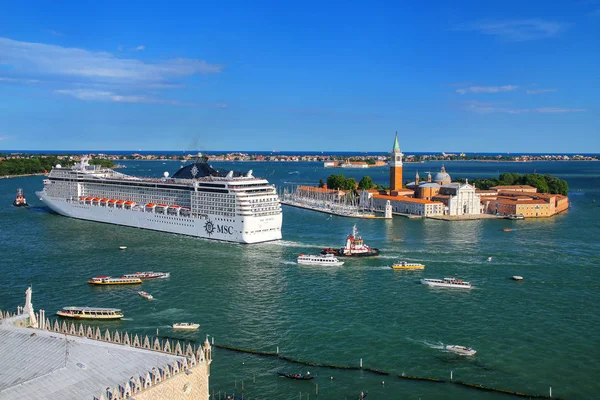 Venice, Italië - 21 juni: Cruiseschip doorlopen van San Marco ca — Stockfoto