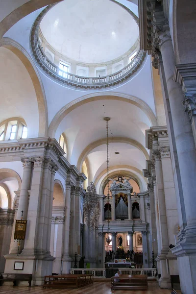 Venedig, Italien - 22 juni: Interiör av San Giorgio Maggiore-kyrka — Stockfoto