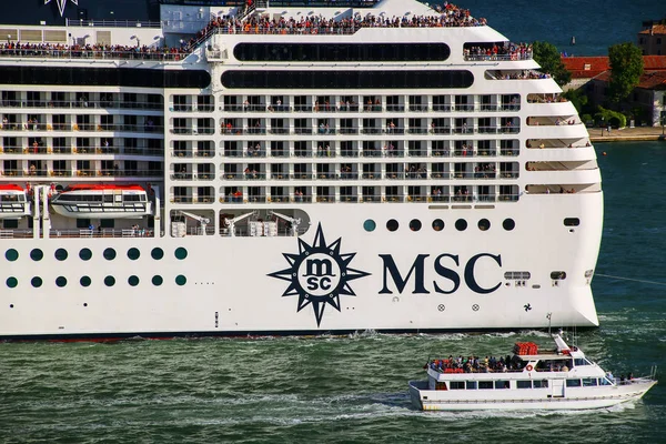 Venice, Italië - 21 juni: Detail van Msc cruiseschip throug verplaatsen — Stockfoto