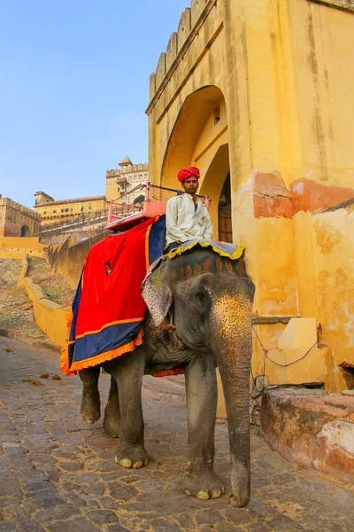 AMBER, INDIA - 13 DE NOVIEMBRE: Paseos no identificados condecorados ele — Foto de Stock