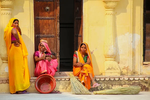 AMBER, INDIA - 13 DE NOVIEMBRE: Mujeres no identificadas descansan en el secon —  Fotos de Stock