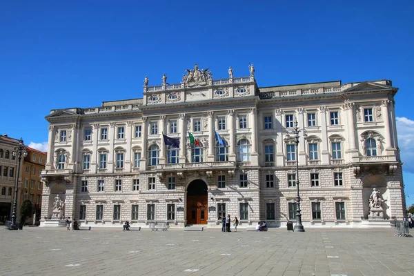 Трієст, Італія - 21 червня: Palazzo del Ллойд Triestino на площі Пьяцца — стокове фото