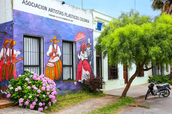 COLONIA, URUGUAY - 8 DE DICIEMBRE: Fachada pintada de Artistas Visuales —  Fotos de Stock