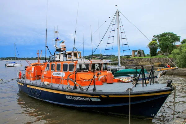 Colonia, uruguay - 7. dezember: boot ankert im hafen von dece — Stockfoto