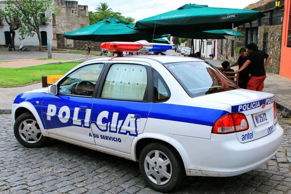 Colonia, uruguay - 7. Dezember: Polizeiauto parkt auf der plaza de arm — Stockfoto