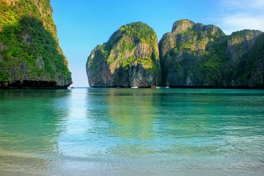 Maya Phi Phi Leh Adası, K kireçtaşı kayalıklarla çevrili Bay