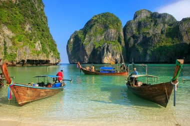 Phi Phi Leh Adası, Krabi Maya koyunda demirlemiş Longtail tekneler